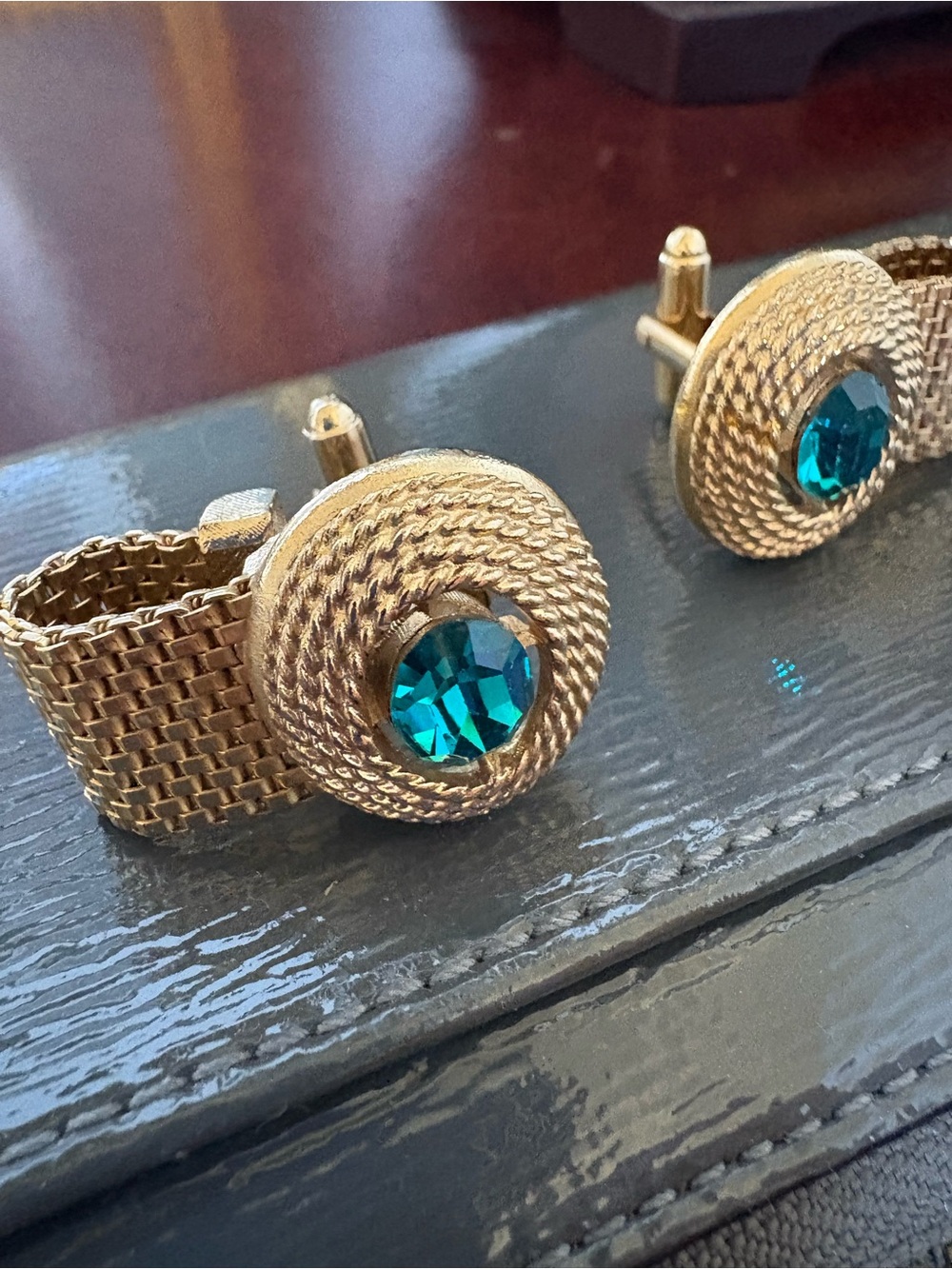 Vintage Dante Mid-Century Wrap-Around Gold Mesh and Emerald Green Cufflinks